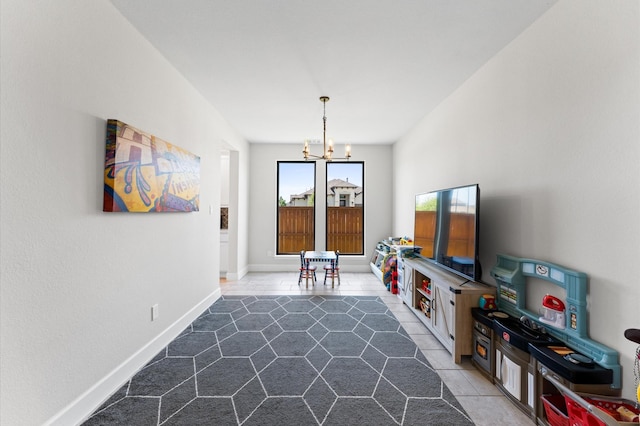 2006 Green Haven Ct, Missouri City, TX 77459 - tiled living area featuring a chandelier and baseboards