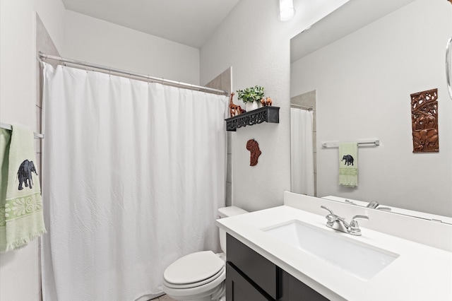 2006 Green Haven Ct, Missouri City, TX 77459 - bathroom featuring toilet, vanity, and curtained shower