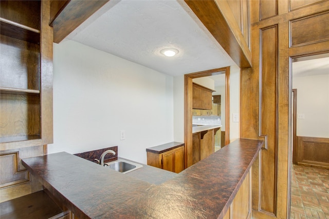 506 Windsor Glen Dr, Katy, TX 77450 - bar area featuring a sink and brick flooring