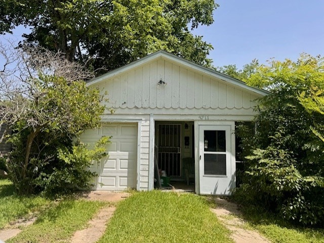 7711 Dixie Dr, Houston, TX 77087 - view of front of home with an outdoor structure and a detached garage