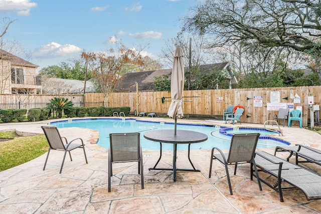 4315 Westheimer Rd, Houston, TX 77027 - community pool with a fenced backyard, a community hot tub, and a patio area