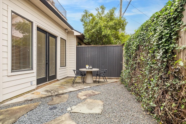 614 W Bell St Unit A, Houston, TX 77019 - view of patio featuring fence and outdoor dining area
