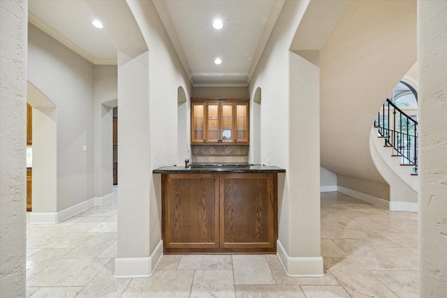 3110 Noble Lakes Ln, Houston, TX 77082 - indoor wet bar featuring ornamental molding, tasteful backsplash, stairway, baseboards, and recessed lighting