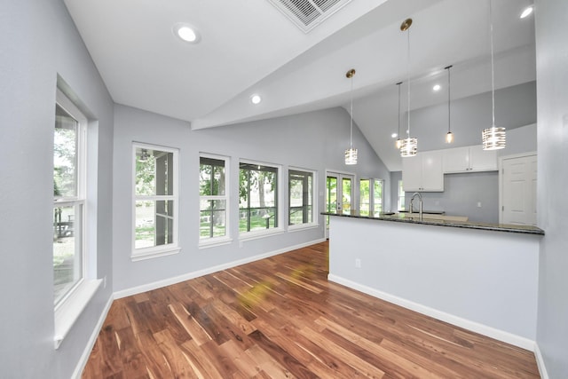 5103 Diamond Springs Dr, Missouri City, TX 77459 - kitchen featuring white cabinetry, hanging light fixtures, recessed lighting, baseboards, and dark wood-style flooring