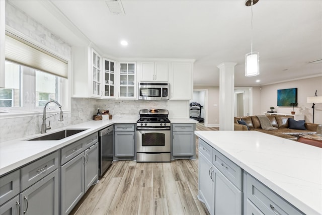 2514 Briarbrook Dr, Houston, TX 77042 - kitchen featuring appliances with stainless steel finishes, gray cabinetry, a sink, light wood-style flooring, and open floor plan