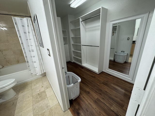 3505 Sage Rd Unit 602, Houston, TX 77056 - bathroom featuring toilet, shower / bathtub combination with curtain, and a walk in closet