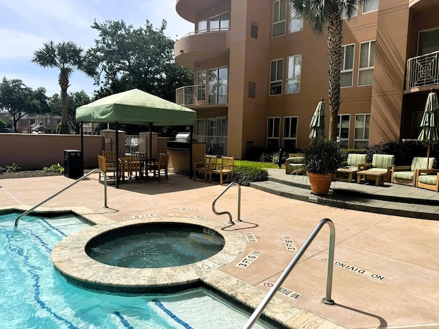 3505 Sage Rd Unit 602, Houston, TX 77056 - community pool with a hot tub and a patio area