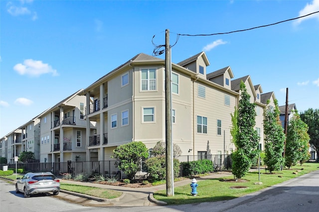 903 Patterson St, Houston, TX 77007 - view of building exterior with fence and a residential view