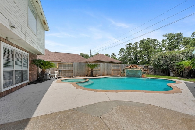 19042 Keyturn Ln, Humble, TX 77346 - view of pool with a fenced backyard, a patio, and a pool with connected hot tub