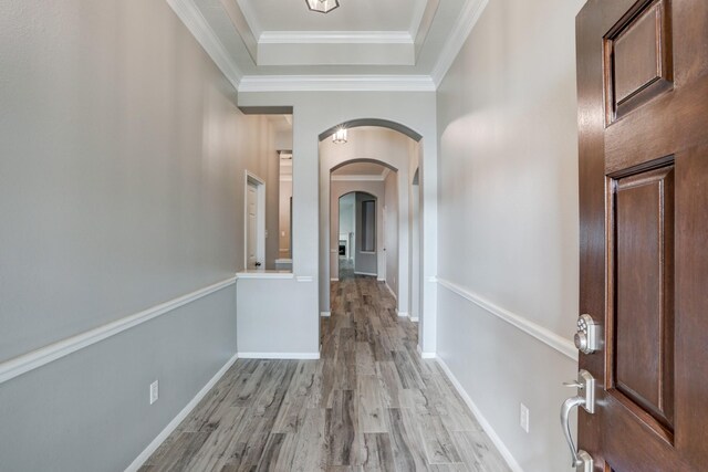 431 Cardinal Oaks, League City, TX 77565 - entrance foyer with arched walkways, light wood-style flooring, ornamental molding, and baseboards