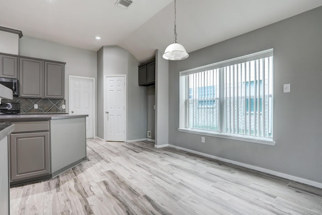 431 Cardinal Oaks, League City, TX 77565 - kitchen with stainless steel appliances, light wood-style floors, tasteful backsplash, gray cabinetry, and baseboards