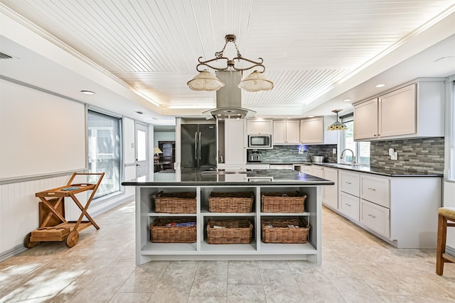 16358 Havenpark Dr, Houston, TX 77059 - kitchen featuring open shelves, black appliances, a chandelier, dark countertops, and a tray ceiling