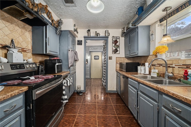 4931 Glendower Dr, Spring, TX 77373 - kitchen featuring appliances with stainless steel finishes, a sink, gray cabinets, decorative backsplash, and a textured ceiling