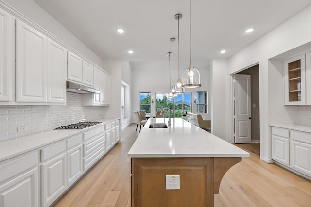 510 Rita Blanca Dr, Webster, TX 77598 - kitchen with stainless steel gas cooktop, a sink, decorative backsplash, recessed lighting, and light wood-style floors