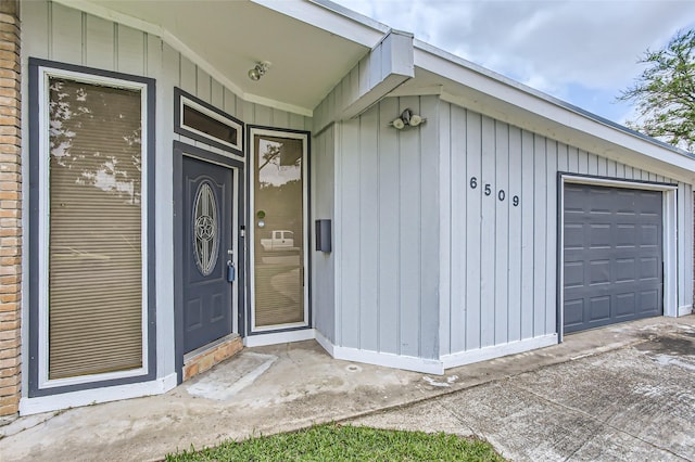 6509 Birdwood Rd, Houston, TX 77074 - property entrance with a garage
