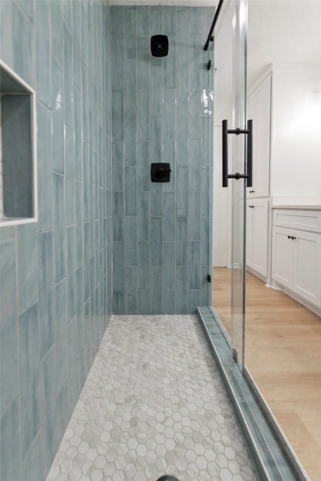 2610 Moss Hill Dr, Houston, TX 77080 - bathroom with tiled shower