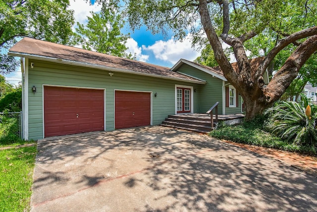 117 E 25th St, Houston, TX 77008 - view of front facade featuring driveway and an attached garage