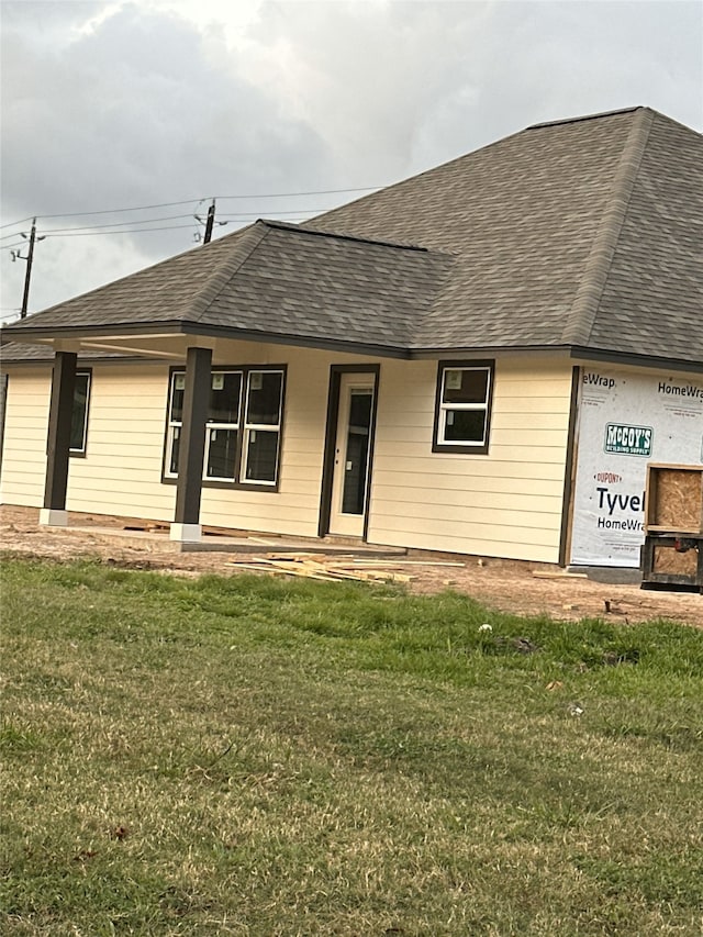 52 Leeder Ct, Lake Jackson, TX 77566 - view of front of home with roof with shingles, a front lawn, and a porch