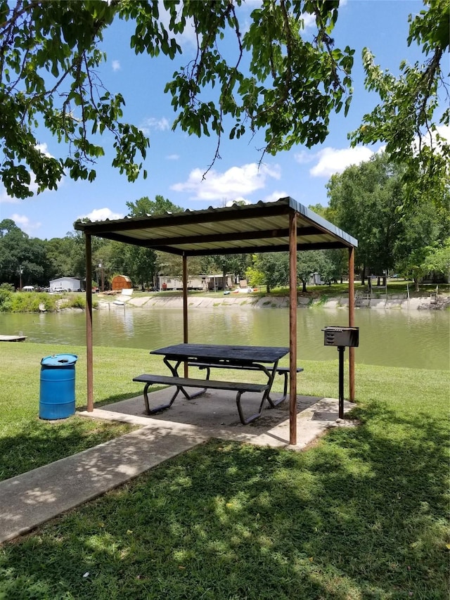 20 Shannon St, Huntsville, TX 77320 - view of community with a lawn and a water view