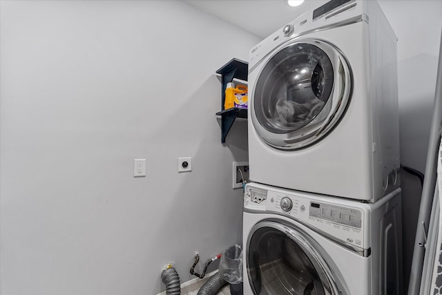 3003 Randall St, Houston, TX 77018 - laundry area with stacked washer / drying machine and baseboards