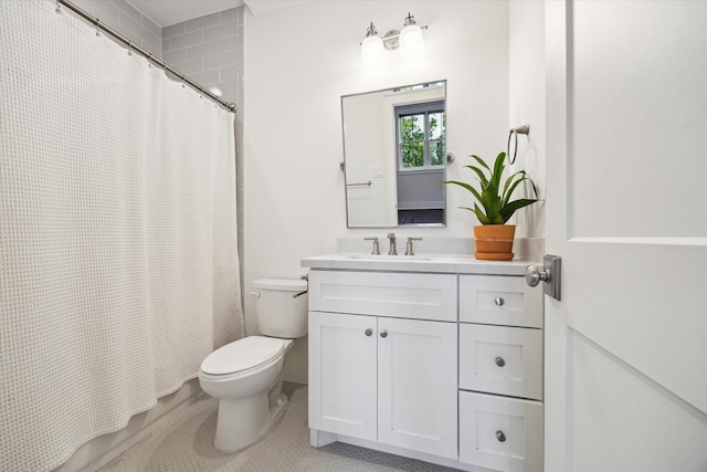 712 E 14th St, Houston, TX 77008 - full bathroom with toilet, vanity, curtained shower, and tile patterned floors
