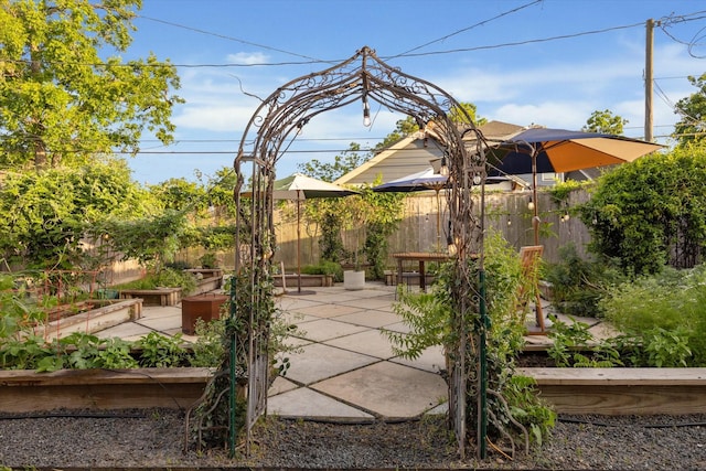 712 E 14th St, Houston, TX 77008 - view of patio featuring fence and a vegetable garden