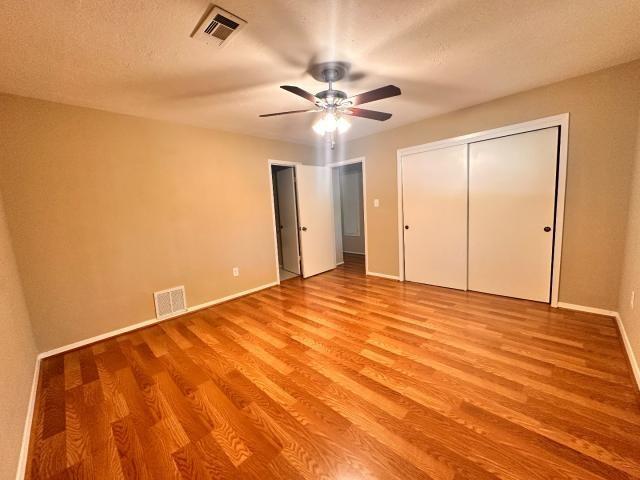 959 Reseda Dr, Houston, TX 77062 - unfurnished bedroom with light wood-style flooring, baseboards, a closet, and a ceiling fan