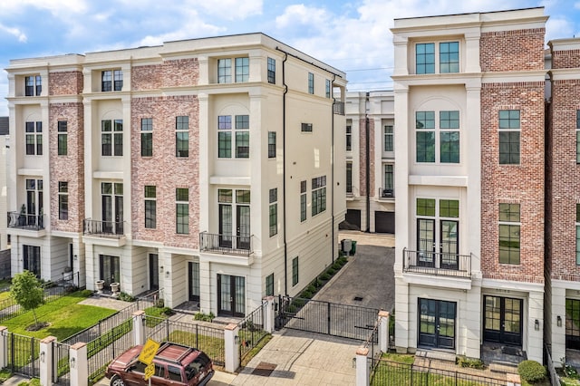 5820 Winsome Ln Unit B, Houston, TX 77057 - view of building exterior featuring a fenced front yard