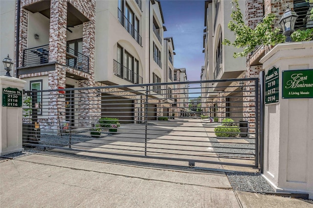 2110 Mason St, Houston, TX 77006 - gate with fence