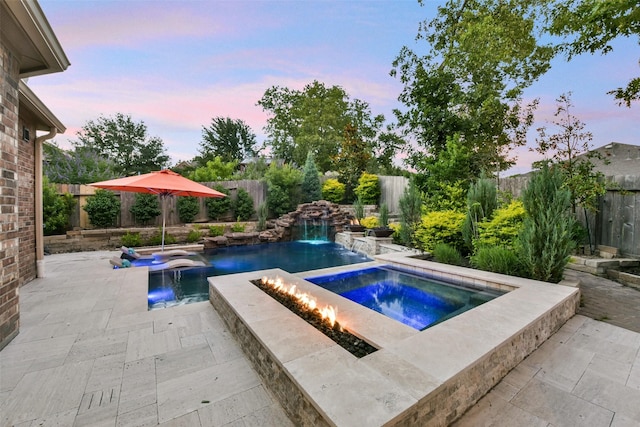 6 Muthill Cir, Conroe, TX 77304 - pool at dusk featuring an in-ground hot tub, a patio, and a fenced backyard