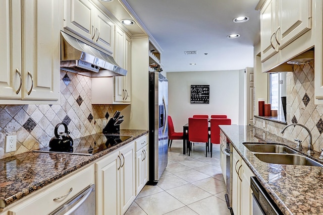 3350 Mccue Rd Unit 702, Houston, TX 77056 - kitchen with under cabinet range hood, a sink, stainless steel fridge with ice dispenser, black electric cooktop, and light tile patterned floors