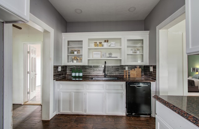 2711 Maury St, Houston, TX 77009 - indoor wet bar with black dishwasher, tasteful backsplash, and dark wood-style floors