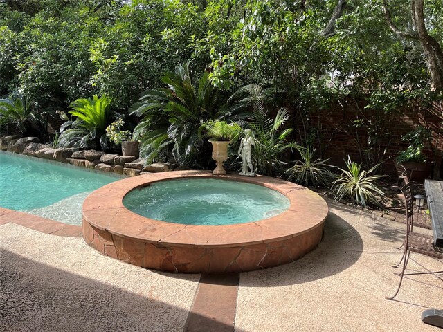 2103 Crescent Coral Dr, League City, TX 77573 - swimming pool with an in-ground hot tub