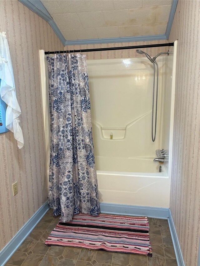 104 Crooked Creek Dr, Sheridan, TX 77475 - bathroom with wallpapered walls, baseboards, shower / bath combo with shower curtain, and ornamental molding