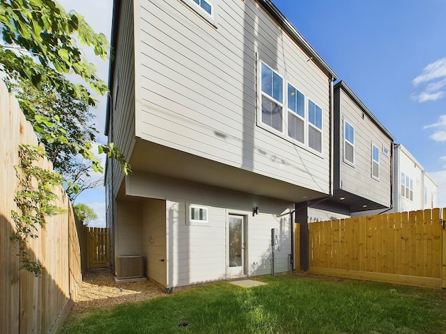 2710 Jensen Creek Ln, Houston, TX 77026 - back of house featuring a fenced backyard