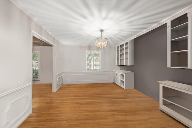 5610 Edgewick Ct, Houston, TX 77069 - unfurnished dining area featuring ornamental molding, plenty of natural light, a chandelier, and light wood-style floors