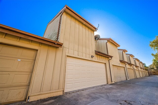 12632 Newbrook Dr, Houston, TX 77072 - view of garage