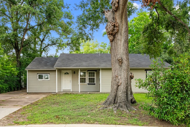 5835 Southseas St, Houston, TX 77033 - view of front of property with a front yard and driveway