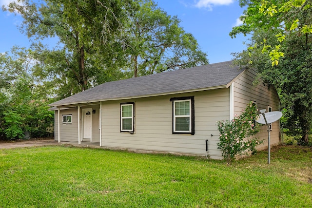 5835 Southseas St, Houston, TX 77033 - ranch-style home with a front yard and roof with shingles