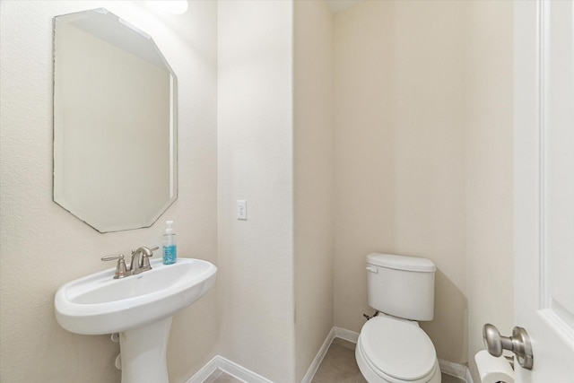 6015 Turner Shadow Ln, Sugar Land, TX 77479 - half bath with toilet, baseboards, and a sink