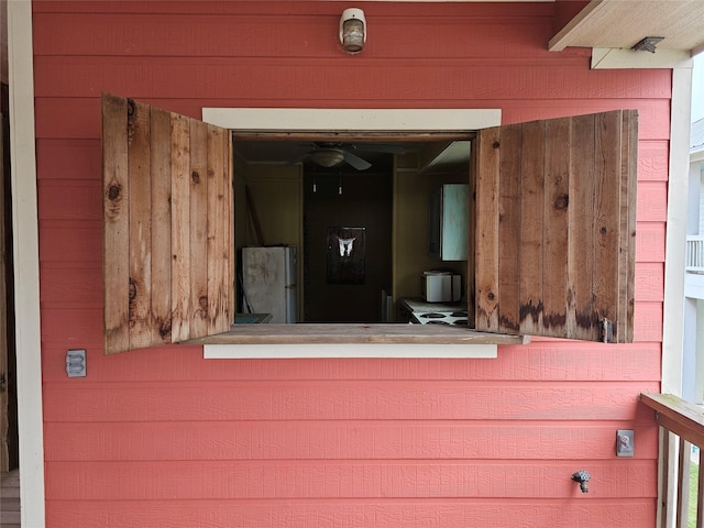 833 Kahla Dr, Crystal Beach, TX 77650 - view of corridor