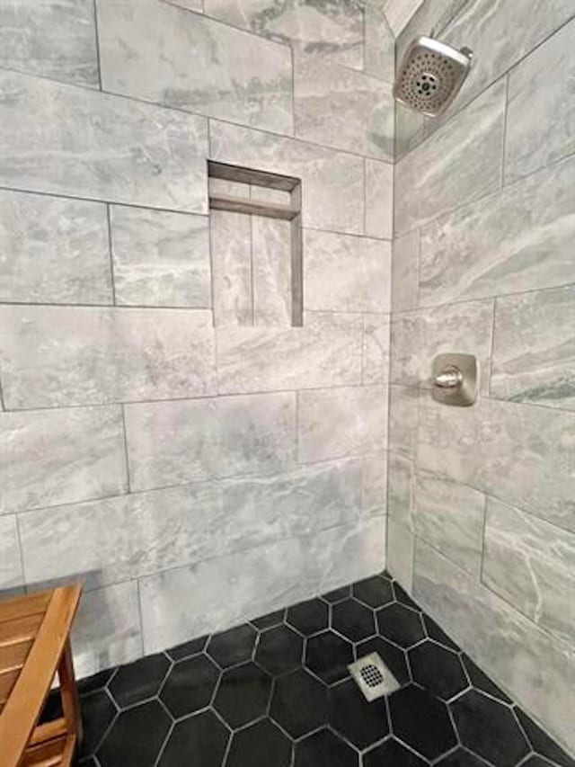 225 Lexington Dr, Vidor, TX 77662 - full bath featuring a tile shower