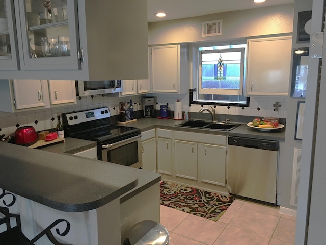 4747 Nasa Pkwy Unit 104, Pasadena, TX 77586 - kitchen with stainless steel appliances, a sink, backsplash, light tile patterned floors, and recessed lighting