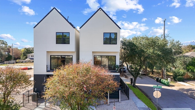 1503 Vermont St Unit D, Houston, TX 77006 - back of property with stucco siding and fence