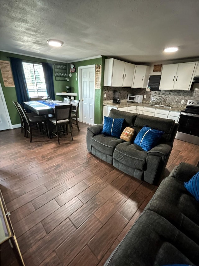 275 Georgia St, Houston, TX 77029 - living area with wood finished floors and a textured ceiling