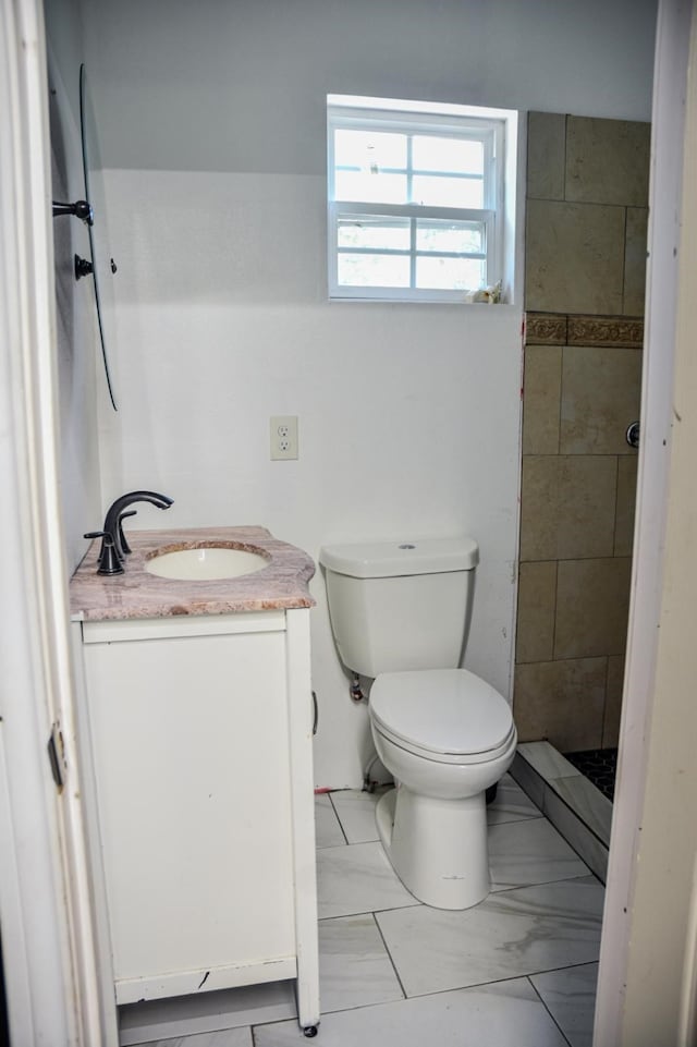 275 Georgia St, Houston, TX 77029 - bathroom featuring toilet, vanity, and tiled shower