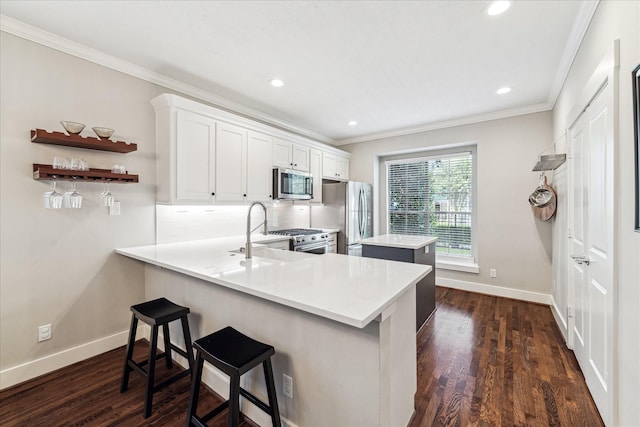 1117 W 22nd St Unit C, Houston, TX 77008 - kitchen featuring stainless steel appliances, crown molding, a kitchen island, baseboards, and light countertops