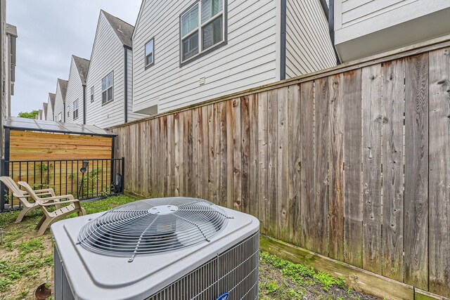407 N Nagle St Unit E, Houston, TX 77003 - exterior view of central AC and fence