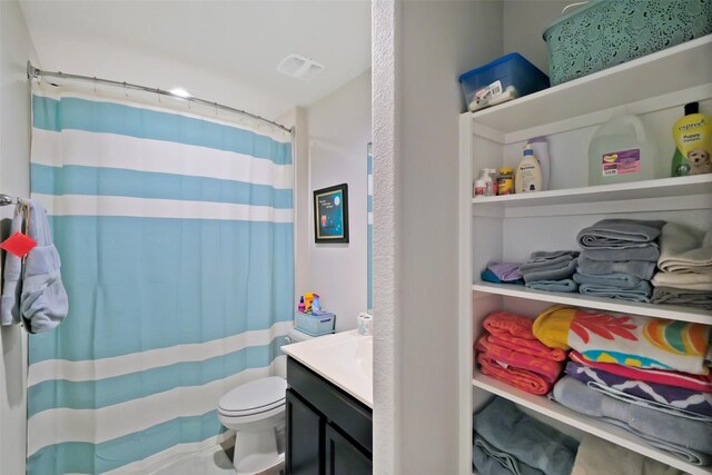 8434 Violet Hills Ln, Rosharon, TX 77583 - bathroom featuring toilet, vanity, and a shower with curtain
