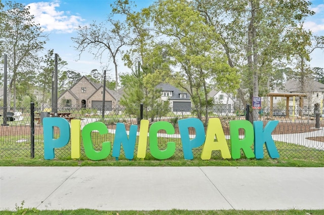 673 Royal Arch Dr, Conroe, TX 77304 - surrounding community with fence, a dog friendly area, and a residential view